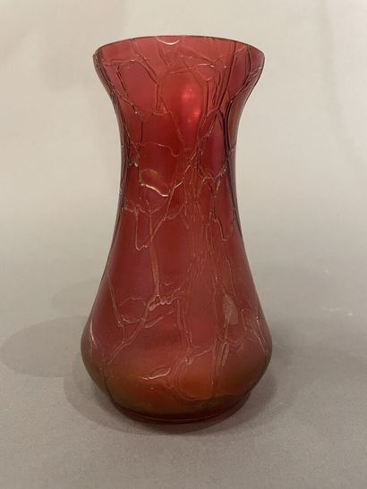 Petit vase balustre en verre irisé.
Dans...