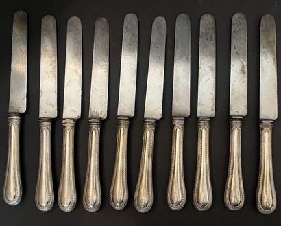 Dix couteaux de table, le manche en argent...