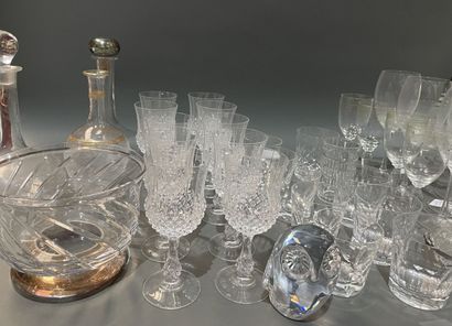 Lot de verres à pieds, certains en cristal...