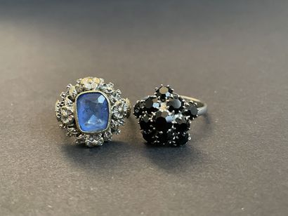 Deux bagues fantaisie, l'une sertie de pierres...