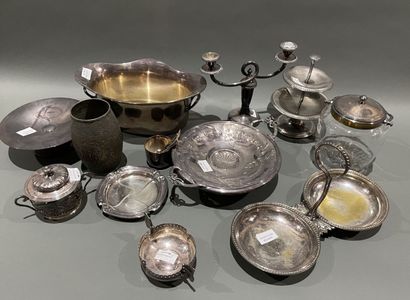 Lot de métal argenté : coupes, bougeoir et...