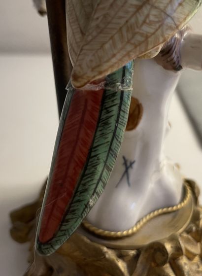 Pied de lampe formé d'un oiseau branché en...