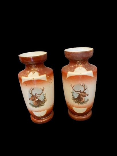Paire de vases en verre opalin émaillé à...