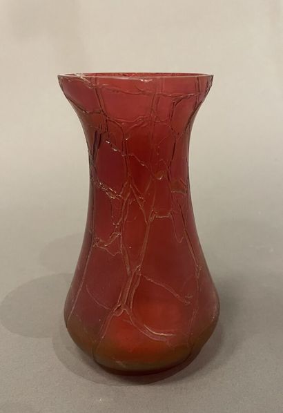 Petit vase balustre en verre irisé.
Dans...