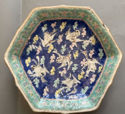 CHINE - XIXème siècle
Coupe hexagonale sur...