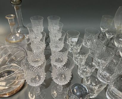 Lot de verres à pieds, certains en cristal...