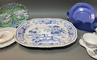 Lot de céramiques : plat en barbotine, cache-pots,...