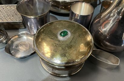 Lot de métal argenté : timbales, casseroles...