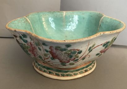 CHINE - Fin XIXème siècle
Bol polylobé sur...