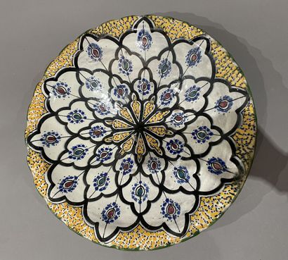 Grand plat en céramique émaillée , dans le...