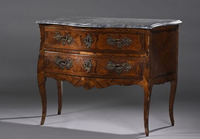 Commode marquetée en quartefeuilles d'olivier...