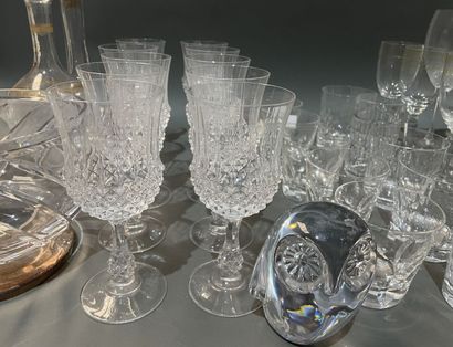 Lot de verres à pieds, certains en cristal...