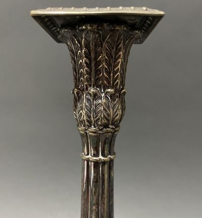 Suite de trois pieds de lampe en bronze argenté...