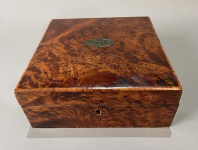 Coffret de forme carrée en placage ronce...
