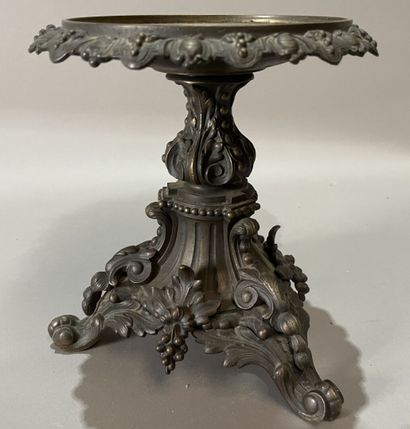 Tazza en bronze sculpté de feuilles, rinceaux,...