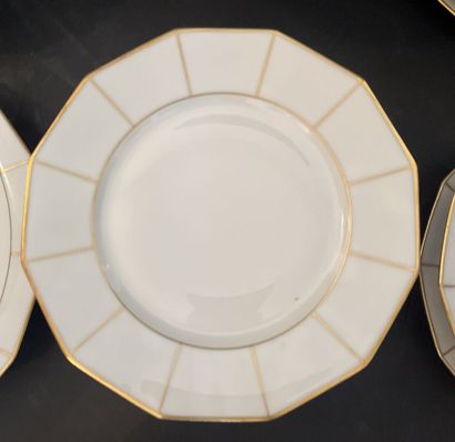 Partie de service de table en porcelaine...