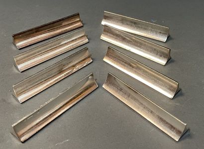 Huit porte-couteaux en argent à section triangulaire...