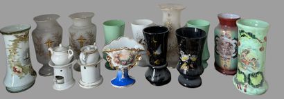 Fort lot de vases en verre et porcelaine,...