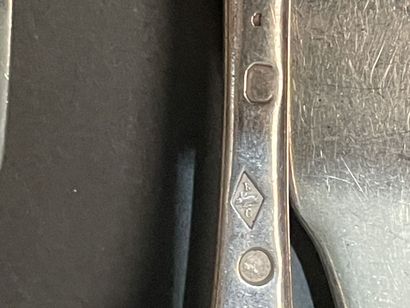 Douze couverts en argent modèle uniplat,
cinq...