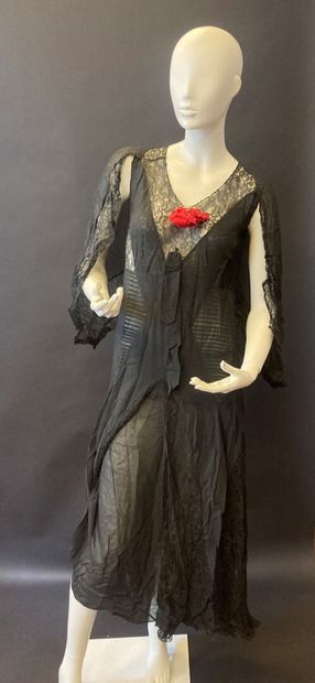 Partie de la garde-robe du soir d'une élégante,...