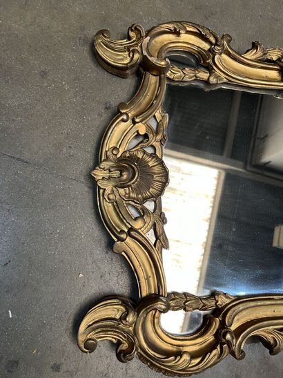 Miroir à parecloses en bois sculpté et doré...