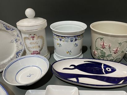 Lot de céramiques : plat en barbotine, cache-pots,...