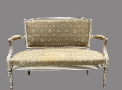Petit canapé et paire de fauteuils en bois...