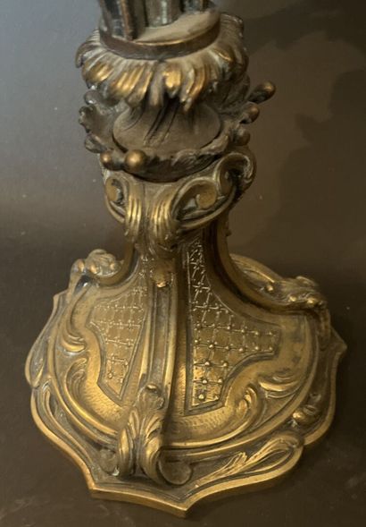 Paire de candélabres en métal à décor feuillagé...