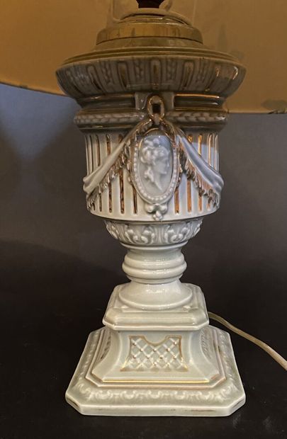 Paire de pieds de lampe en céramique en forme...