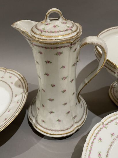 Partie de service de table en porcelaine...