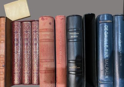 Lot of bound and paperback books,
mainly...