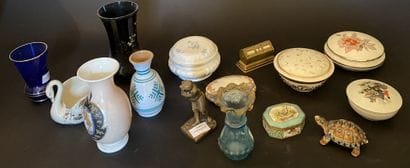 Petit lot d'objets décoratifs dont vases,...