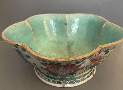 CHINE - Fin XIXème siècle
Bol polylobé sur...