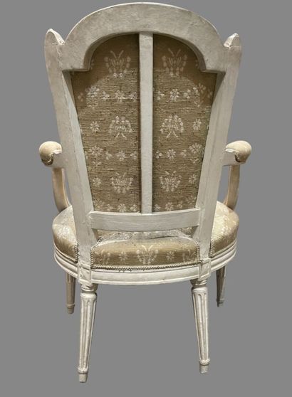 Petit canapé et paire de fauteuils en bois...