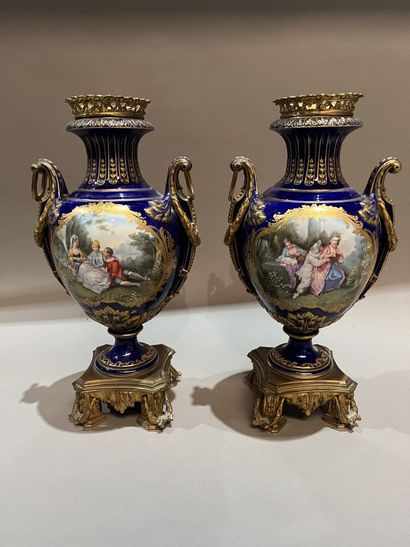 Paire de vases en porcelaine de forme balustre...