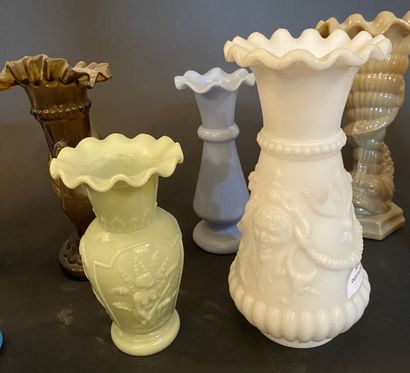 Petite collection de vases en opaline et...