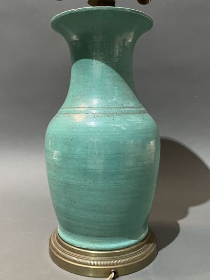 Vase balustre en porcelaine émaillée céladon.
Chine,...