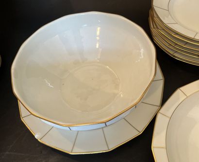 Partie de service de table en porcelaine...