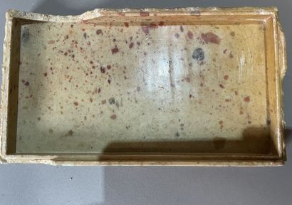 Coffret en stéatite crème le couvercle sculpté...