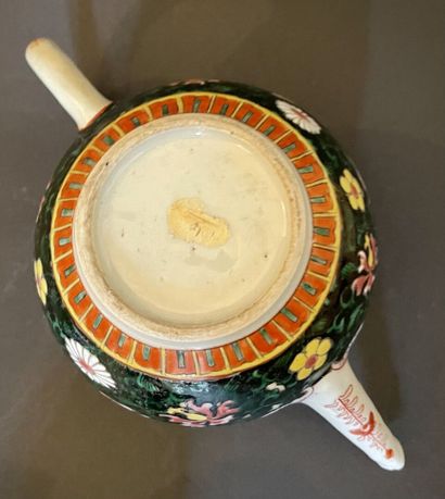 Petite théière en porcelaine à décor de pivoines.
Chine,...
