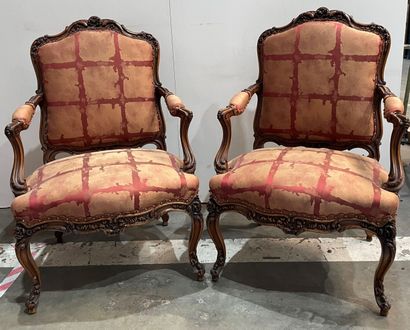 Paire de grands fauteuils en noyer richement...