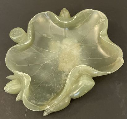 Coupelle en néphrite céladon sculpté en nénuphar.
Chine,...