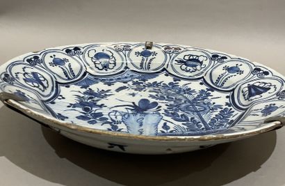 DELFT 
Plat rond en faïence à décor de camaïeu...