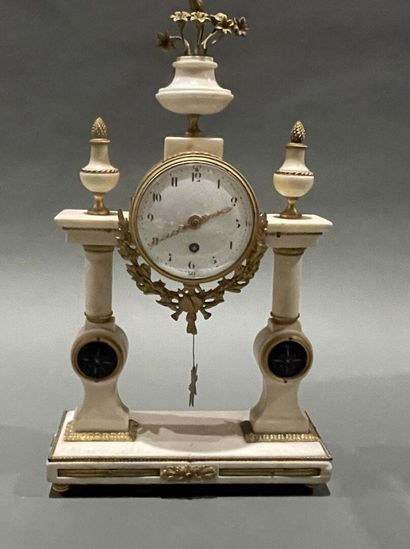 Pendule portique en marbre blanc, bronze...
