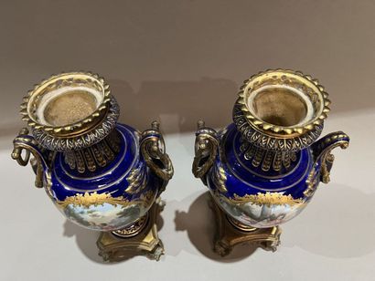 Paire de vases en porcelaine de forme balustre...