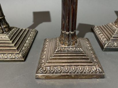 Suite de trois pieds de lampe en bronze argenté...