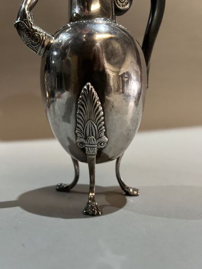 Cafetière balustre en argent, le déversoir...