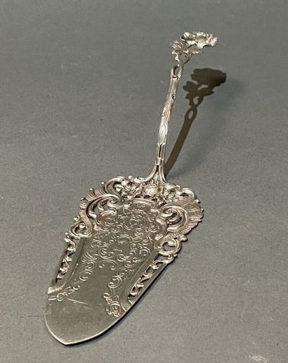 Pelle à tarte en argent ciselé et ajouré...