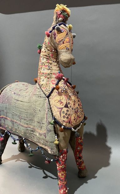 Cheval en patchwork de tissus, broderie et...