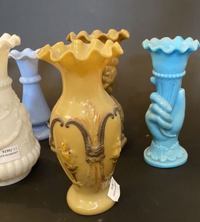 Petite collection de vases en opaline et...